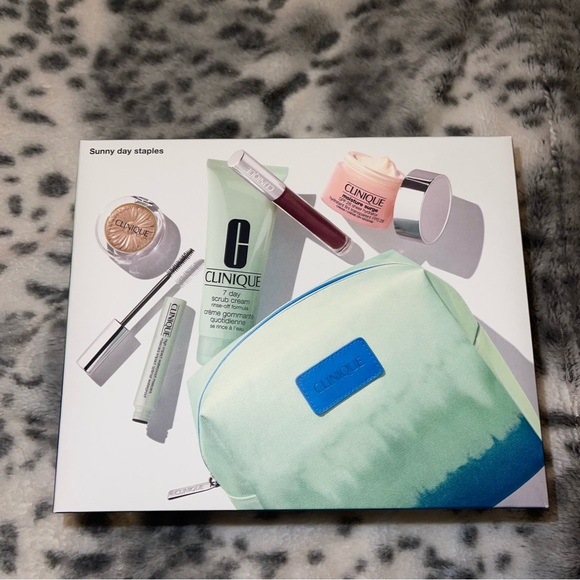 Clinique Sunny Day Staples Set - Picture 1 of 13